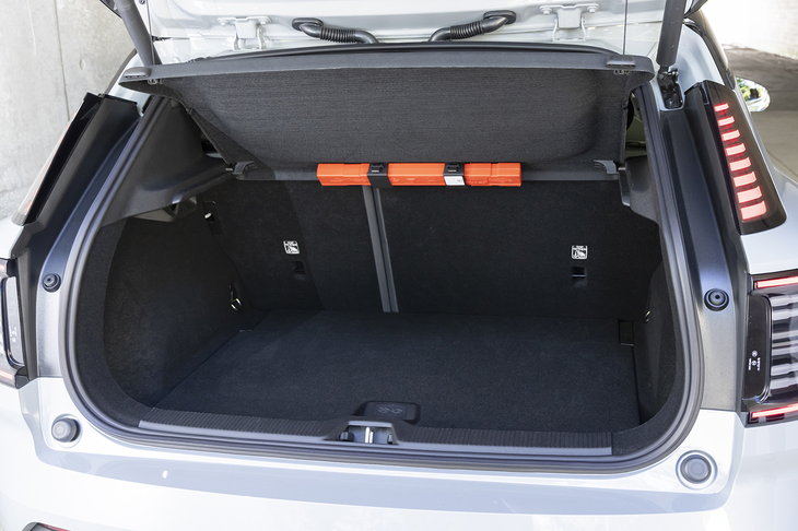 荷室の容量は318リッター。ボンネットの下にも普通充電ケーブルなどを収納できるスペースが備わっている。