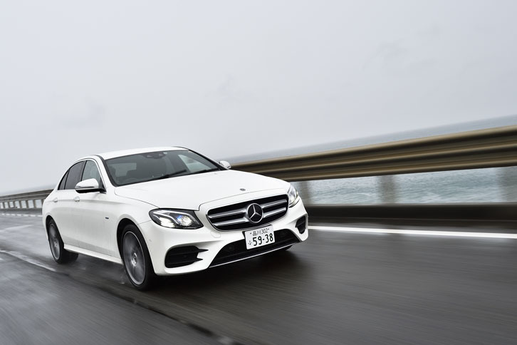 電気モーターのみで走行する「E-MODE」での走行可能距離は20.1km（メーカー値）。構造上、最高130km/hでの走行が可能。