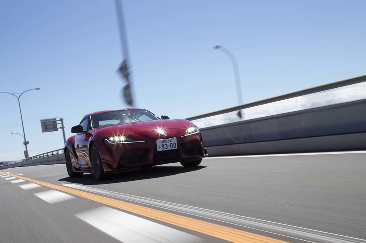 新型「スープラ」の足まわりの構造は共同開発された「BMW Z4」と変わらないが、サスペンションのセッティングは異なる。今回試乗した「SZ-R」グレードには、走行モードや路面状況に応じて足まわりの減衰力を最適に制御する「アダプティブバリアブルサスペンションシステム」が搭載される。