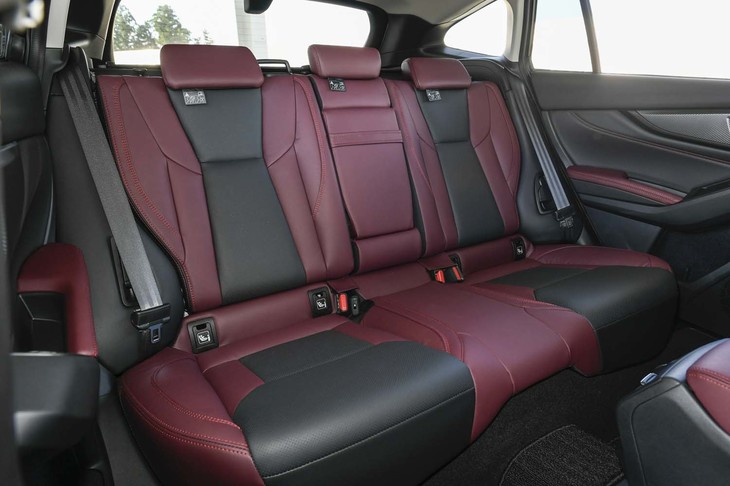 後席も前席同様、本革仕立て。ボルドーとブラックのコンビカラーも特徴となっている。