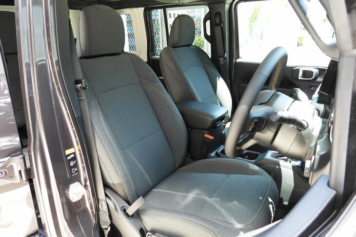 ジープ・ラングラー アンリミテッド スポーツ（フロントシート）