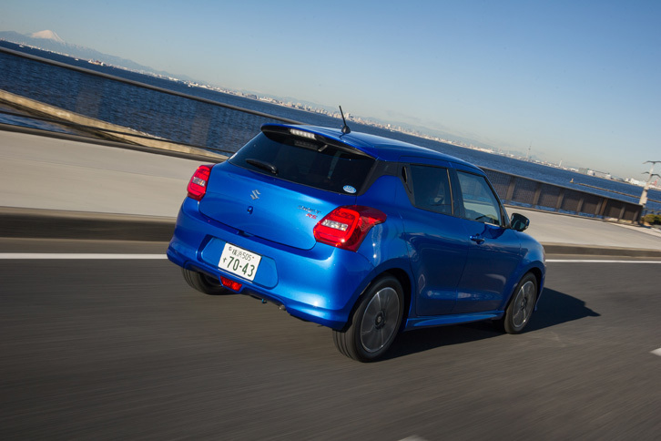 「スイフトRSt」のエンジンは「バレーノ」ゆずりの1リッター直3ターボだが、指定燃料はハイオクではなくレギュラーガソリンとなっている。