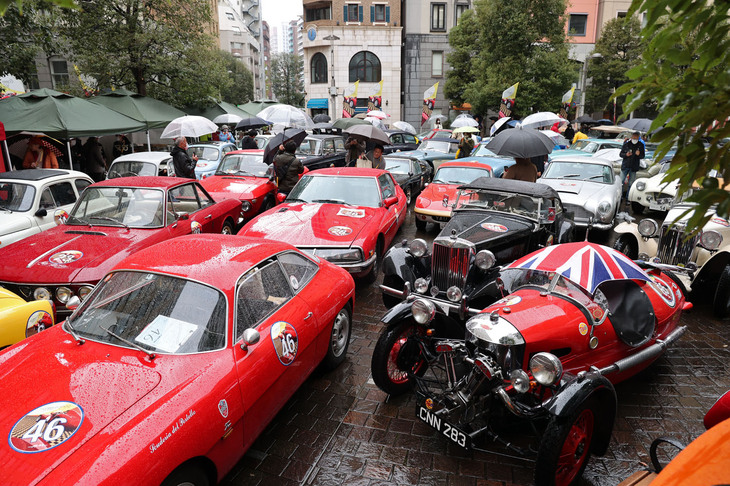 地上で眺めるとこんな感じ。キチキチのようでいて、車両への乗降および人間の通行に支障はない絶妙な間隔になっている。