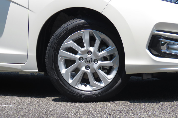 ホンダ・フィット ハイブリッドL Honda SENSING（ホイールとタイヤ）