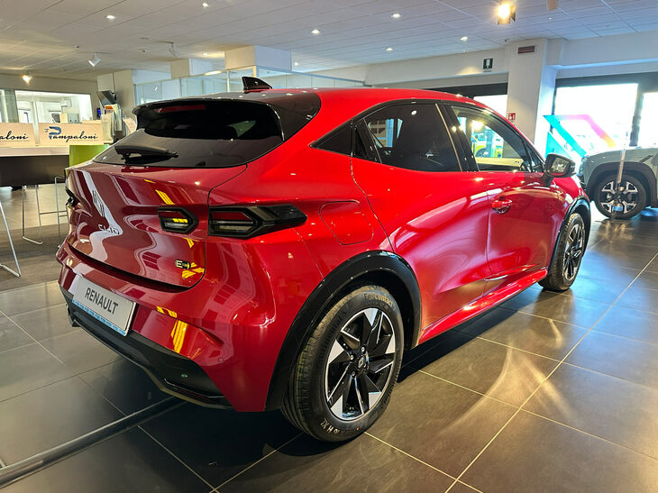 製造は先代同様、ルノーグループにとって世界最大の国外生産拠点であるトルコの合弁工場で行われる。