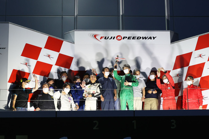 以前はフィニッシュ後に完走した全車がホームストレートに並んで表彰式が行われたが、今回は状況を鑑みてポディウムでのクラス別の暫定表彰のみだった。これは総合優勝を果たした「SARAH-R」を含むGP-5クラス。
