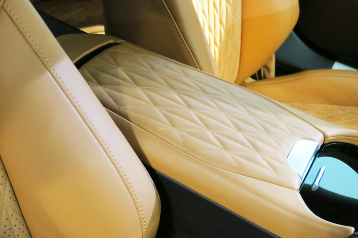 アストンマーティンDB12（フロントセンターアームレスト）