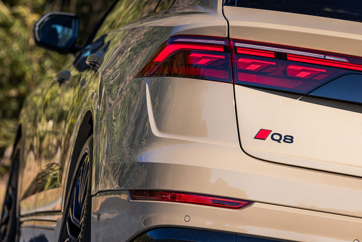 最高出力272PSの3リッターV6直噴ディーゼルターボエンジンを搭載する「Q8 50 TDIクワトロSライン」に試乗。車両本体価格は1228万円で、ディーゼルエンジンを搭載するアウディの最新導入モデルにおいて、最も高額なプライス設定となっている。