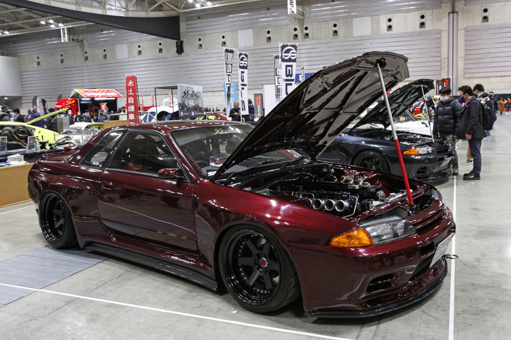 Active Garageの「日産スカイラインGT-R」（BNR32）。カーボン製ワイドボディーキットをまとい、RB30改RB31、つまり自然吸気ユニットを搭載。エアサスも装着して「新世代のR32 GT-R」をうたう。