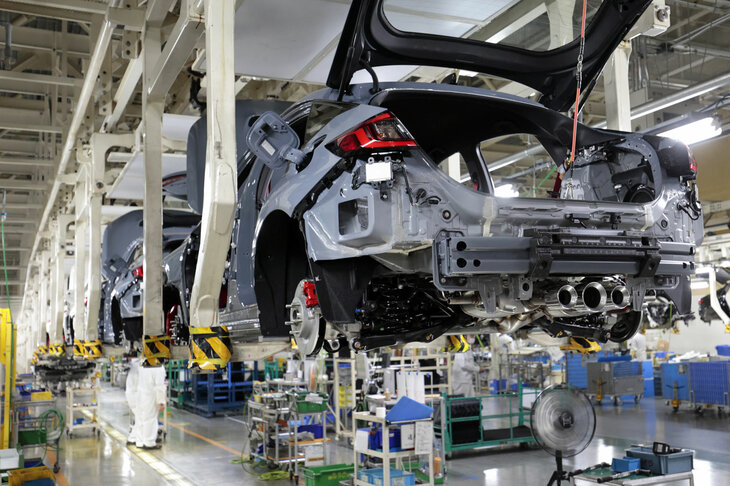 今となっては珍しくない自動車の混流生産だが、寄居工場では完全なランダムではなく、車種やボディーカラーが同じクルマをある程度まとめて流し、生産の効率化を図っている点が特徴だった。