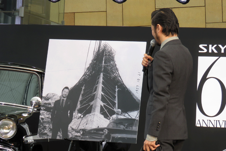初代「スカイライン」とのタイムスリップフォトに「不思議です」と驚く浅野さん。