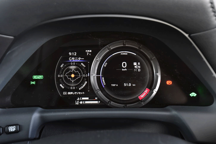 “Fスポーツ”専用のTFT液晶メーターは、車両情報の表示内容に合わせて、中央のリングがスライドする。（写真をクリックすると表示バリエーションが見られます）