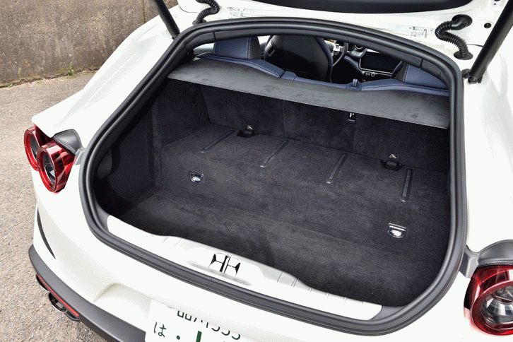 トランク容量は450リッター。後席の背もたれには3分割の可倒機構が備わり、最大で800リッターまで拡張できる。（クリックすると荷室のバリエーションが見られます）。