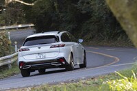 足まわりはフロントがストラットでリアがトーションビーム。同じ「EMP2」を使う前輪駆動のプラグインハイブリッドながら「シトロエンC5エアクロスSUV」のようなリアのマルチリンクサスは使われていない。