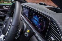 メルセデス車ではおなじみとなった、横長のメーターパネル。コックピット用とインフォテインメント用に、12.3インチサイズのディスプレイが2つ並べて配置されている。