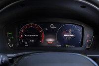 ホンダの最新の液晶メーターはシンプルな表示が特徴。エンジンのレッドゾーンは6500rpmから。