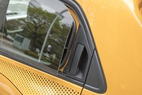 リアドアの窓は上下スライド式ではなく、後端のみ開くタイプ。ドアノブをサッシュ部に“隠す”ことで2ドア車のようなイメージが演出されている。