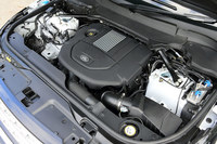 日本仕様に設定されるパワープラントは、3リッターV6ディーゼルターボとスーパーチャージャー付きの3リッターV6ガソリンエンジンの2種類。いずれもトランスミッションには8段ATが組み合わされる。