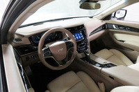 「CTSセダン」には自動緊急ブレーキやレーンチェンジアラート、後退時安全確認警告機能など、安全装備や運転支援システムが満載されている。