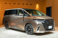 今日の高級ミニバン市場で、圧倒的な人気を誇る「トヨタ・アルファード」。かなりの高級車であるにもかかわらず、兄弟車「ヴェルファイア」と合わせた月間の販売台数は1万台に迫る。