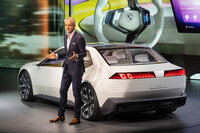 2023年の「IAAモビリティー」にて、「ビジョン ノイエクラッセ」の特徴を説明するBMWデザイン本部長のエイドリアン・ファン・ホーイドンク氏。
