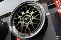 セダン用としてスタートし、SUVやミニバンにも対応するようになった「HOMURA（ホムラ）」シリーズ。今回新たに「トヨタ・ハイエース」用のアイテムが設定された。