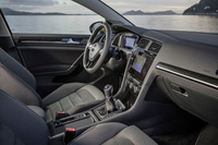 マイナーチェンジを機に、インフォテインメントシステムの機能が強化された。写真は1.5リッターモデル（MT仕様車）のインテリア。