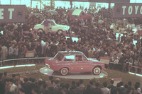 自動車の普及と経済の発展には密接な関係があり、日本では1960年に始まる第1次高度経済成長とともに、自動車の販売が急増した。写真は1960年の東京モーターショーの様子。中央に展示されているのは、トヨタの「パブリカ」である。