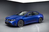 リアウィンドウがなだらかに傾斜してトランクリッドにつながり、デッキ部分が短い新型「i3」の基本フォルム。BMWはこの形状を2.5ボックスと呼んでいる。