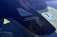 「320d」のフロントウィンドウ上部には、単眼カメラが備わる。（写真＝池之平昌信）。