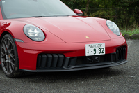 フロントマスクはおなじみの「911」の眺めだが、992.2の「GTS」では開口部の両サイドがアクティブフラップになっている。