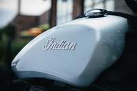 インディアンのクルーザーモデル「スカウト」に排気量999ccの「シックスティ」が登場の画像