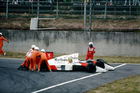 1989年の日本GPで起きた、セナとプロストの接触事故の様子。プロストはリタイアし、セナもレース終了後に失格となった。この年、2人は激しいドライバーズタイトル争いを繰り広げていたが、この事件によりプロストのタイトル獲得がほぼ確定した。