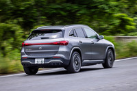 「EQA250＋」の走りは、標準の「Comfort」モードでも落ち着きがあり、少し硬めではあるが乗り心地もいい。コーナリング時のロールやピッチングの動きもよく抑えられていて、重心の低いスポーティーなハンドリングが楽しめる。