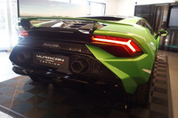 リアまわりでは、新デザインのリアディフューザーや六角形をモチーフとしたテールパイプフィニッシャーが「ウラカン テクニカ」の特徴となる。