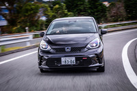 「フィットe：HEV RS」の走行シーン。「NORMAL」「ECON」「SPORT」の3つから選ぶことができるドライブモードと、4段階に変更できる減速セレクターの組み合わせで、操る楽しさを提供するという。