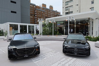2026年4月、東京・表参道にオープンした「メルセデス・ベンツ ストゥーディオ トウキョウ」。今回、施設の拡張が行われ、あらためて披露された。手前の車両は左が改良型「Sクラス」で、右が新型「CLA」。