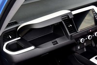 グローブボックスとは別に、助手席前方にインパネアッパーボックスが設けられている。