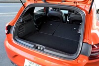 6：4分割式の後席を倒し荷室を拡大した状態。優れた実用性を兼ね備える「ルーテシア」はカーライフの可能性も広げてくれる。