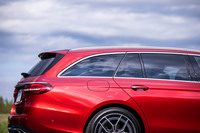 ルーフがボディー後端まで延長されている「ステーションワゴン」のリアセクション。後部のプライバシーガラスは「エクスクルーシブシートパッケージ」に含まれるオプションアイテムとなる。