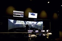 こちらは「DIL（ドライバー・イン・ザ・ループ・シミュレーター）」。ガラス窓で仕切られた部屋の向こう側には、ステアリングや車体の挙動に合わせ機敏に動くコックピットや、周囲を囲むようなスクリーンが置かれ、実車をドライブしているような疑似環境が構築される。量産車では「シビック タイプR」の開発でも活用されたという。