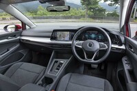新型「ゴルフ」はインテリアのタッチスイッチ化が一気に推し進められている。灯火類やエアコンなども含めて、物理的なスイッチはほとんど残されていない。