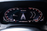 12.3インチサイズのフルデジタルメーターパネル。選択されたドライビングモードによってデザインが切り替わる。「M340i」ロゴの上部に、ハンズオフ走行時にドライバーをモニターするカメラが備わっている。