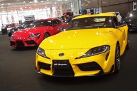新型「トヨタ・スープラ」発表会の会場から