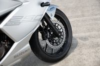 サスペンションは前がφ41mmの正立フォーク、後ろが7段階のプリロード調整機構付きモノショック。ブレーキは前がφ300ｍｍ、後ろがφ220mmのシングルディスクで、2チャンネルABSが標準装備される。