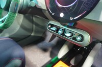 トグルスイッチに寄ってみる。パーキングブレーキスイッチとシフトセレクター、エクスペリエンスモードセレクター、オーディオのボリュームスイッチが割り当てられるという。