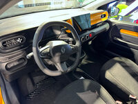 ダッシュボードはルノーグループのサブブランド、ダチアのパーツを各所に流用しながら、モダンな感覚に仕上げている。