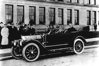 ルイ・シボレーがハンドルを握る、シボレー初の量産モデル「シリーズC クラシック シックス」。同社の製品はヨーロッパ風のデザインと性能の高さで大成功を収めた。