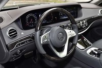 本革巻きのウッドステアリングは「AMGライン」に含まれるオプション装備。ステアリングスイッチは、新たにタッチコントロールに対応した。
