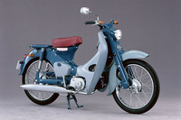 「スーパーカブ」は今日でも生産が続けられており、2017年10月には累計生産台数が1億台を突破している。写真は最初期モデルの「スーパーカブC100」（1958年8月）。